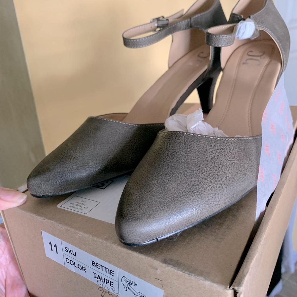 Journee, Bettie hazel pumps, low heel, new, size 11